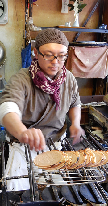 Make Unzen specialty yusenpei湯せんぺい